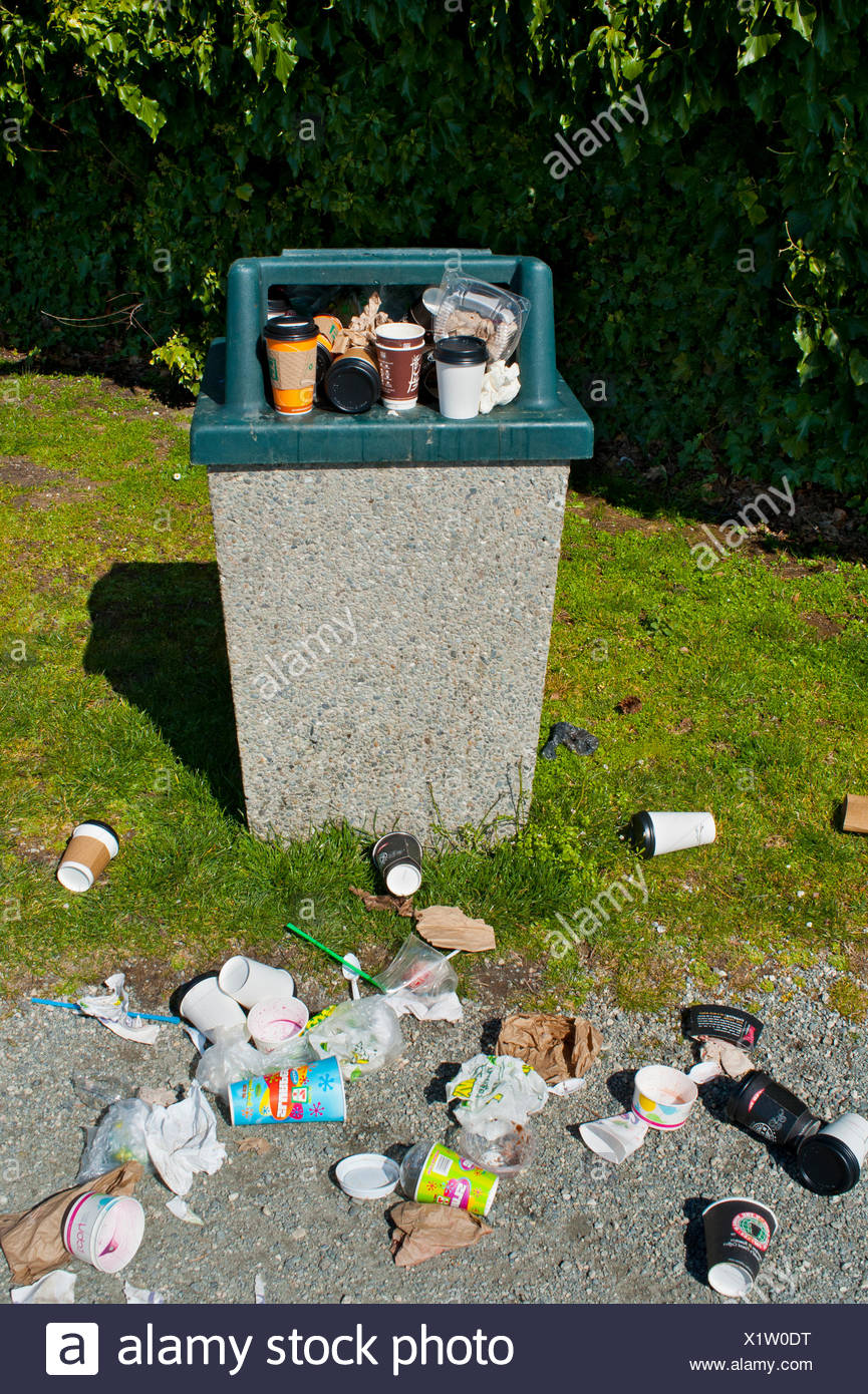 Überfüllte öffentliche Müllcontainer. Stockfoto