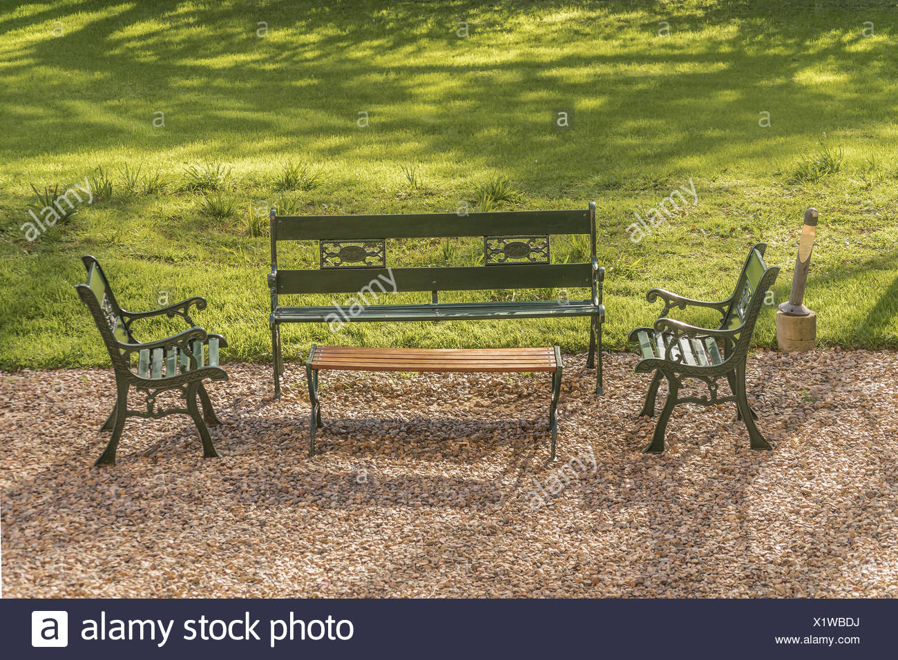 Eisen Stuhle Und Tisch Im Garten Stockfoto Bild 276538350 Alamy