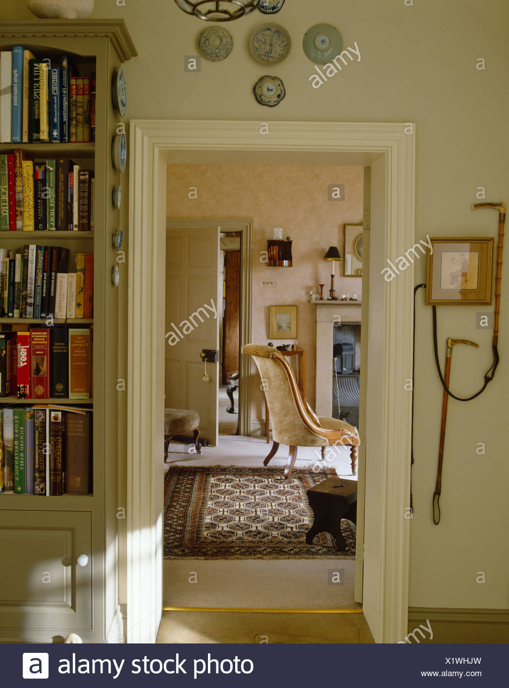 Wohnzimmer Tür, blick durch die tür zum wohnzimmer mit orientteppich und, Design ideen