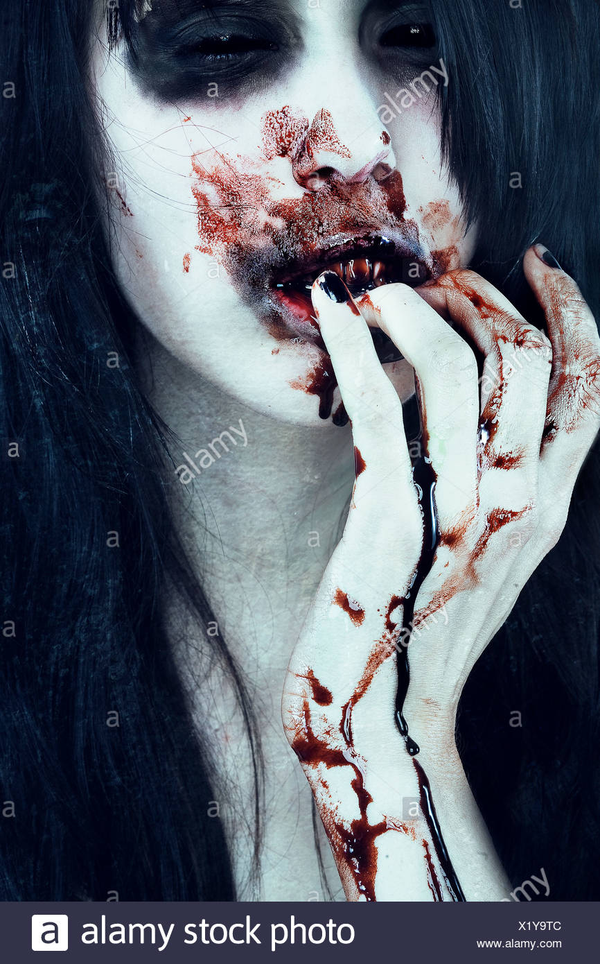 Eine Junge Frau Mit Geschwarzt Augen Blut Trinkt Stockfotografie Alamy