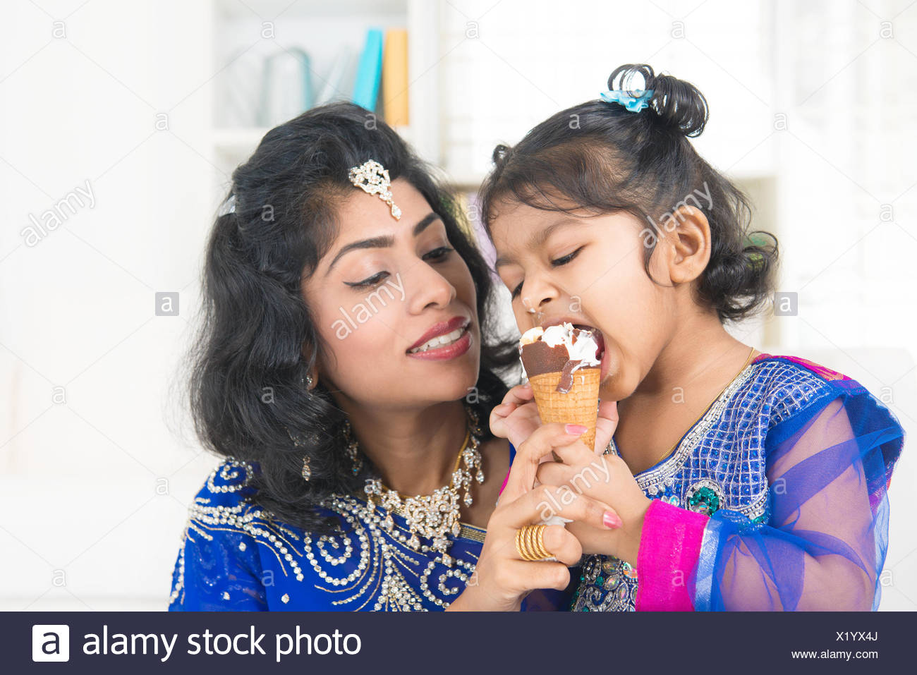 Eis Essen Asien Indien Familiengluck Teilen Eis Zu Hause Schone Indische Kind Eis Lecken Stockfotografie Alamy