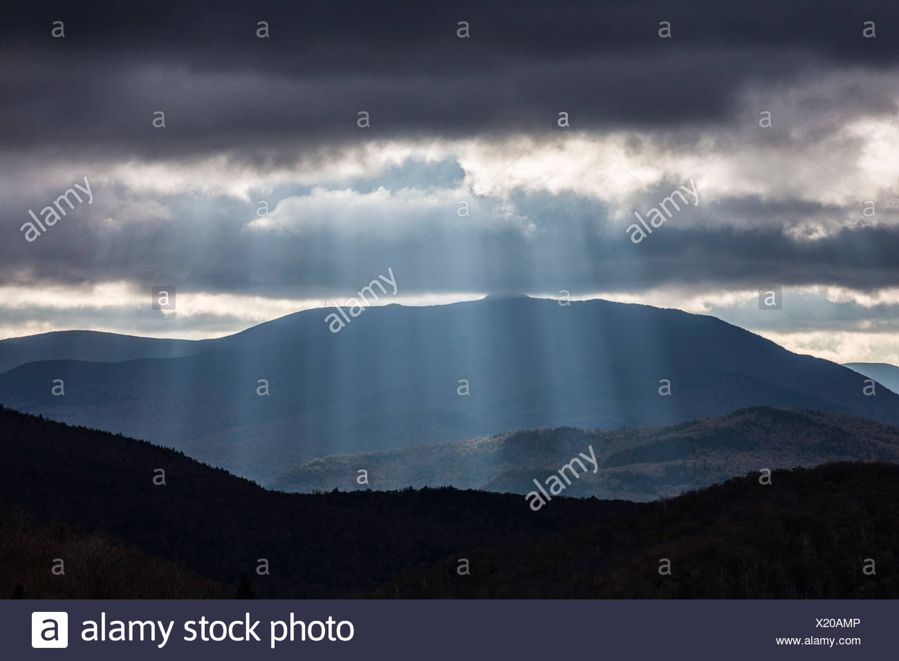 dramatische studiobeleuchtung licht dramatischer lichtstimmung in der nähe von lincoln new hampshire stockbild dramatische stockfotos dramatische studiobeleuchtung licht dramatischer lichtstimmung in der nähe von lincoln new hampshire stockbild dramatische stockfotos