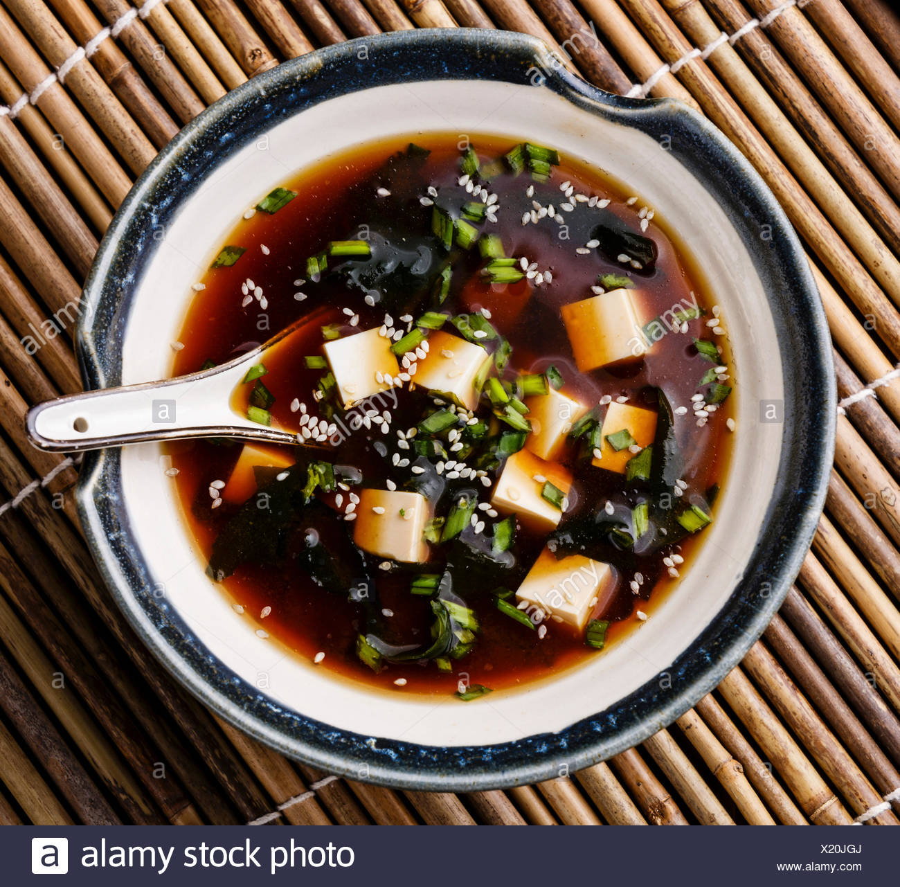 Miso Suppe Mit Tofu Seetang Und Sesam In Schussel Auf Bambus Hintergrund Stockfotografie Alamy