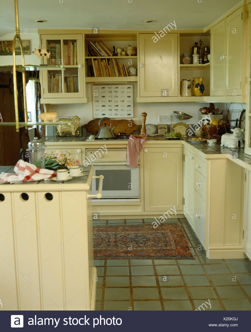 Teppich Auf Fliesenboden In Traditionellen Cottage Kuche Mit