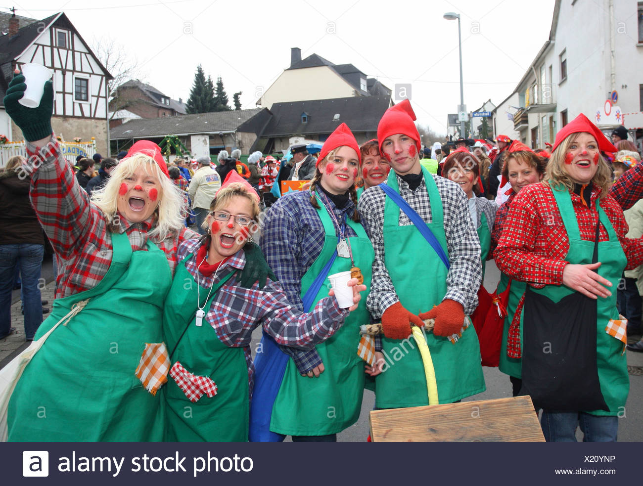 Karneval parade in Mülheim-Kärlich, Rheinland-Pfalz, Deutschland:  Garten-Zwerge Stockfotografie - Alamy