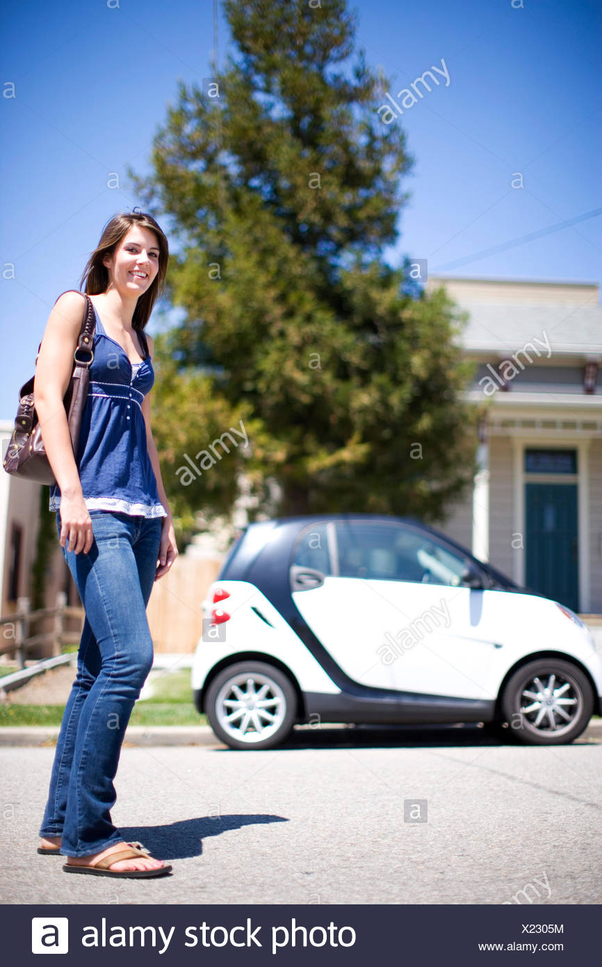 Junge Grosse Frau Stand Vor Ein Sehr Kleines Auto Stockfotografie Alamy