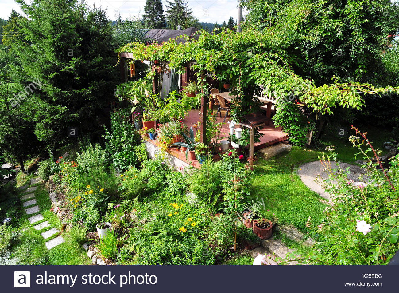Romantischer Garten Stockfoto, Bild: 276716256 - Alamy