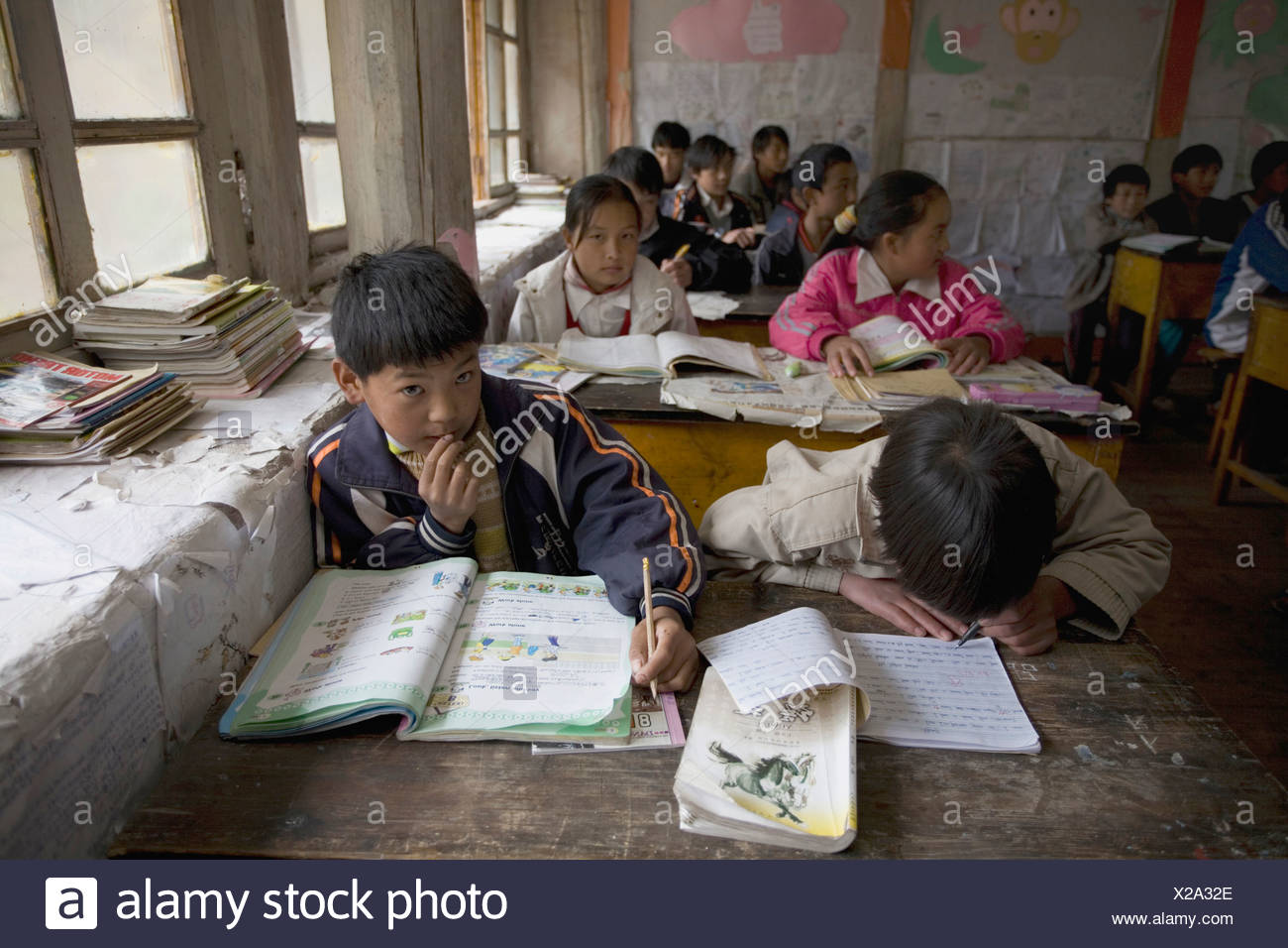 Kinder In Einer Landlichen Schule In Der Provinz Yunnan China Stockfotografie Alamy