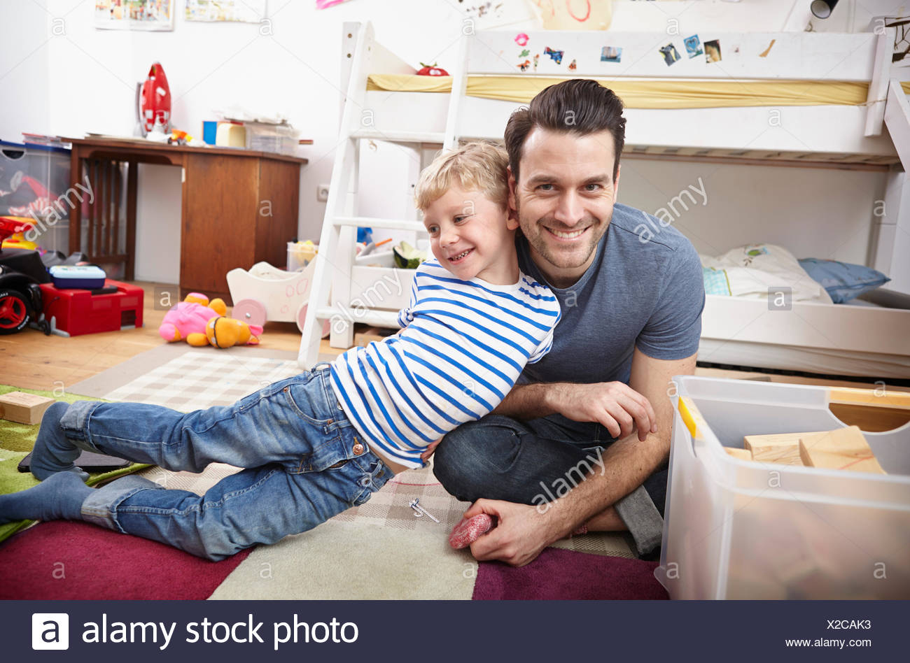 Vater Und Sohn Spielen Zusammen Im Kinderzimmer Stockfotografie Alamy