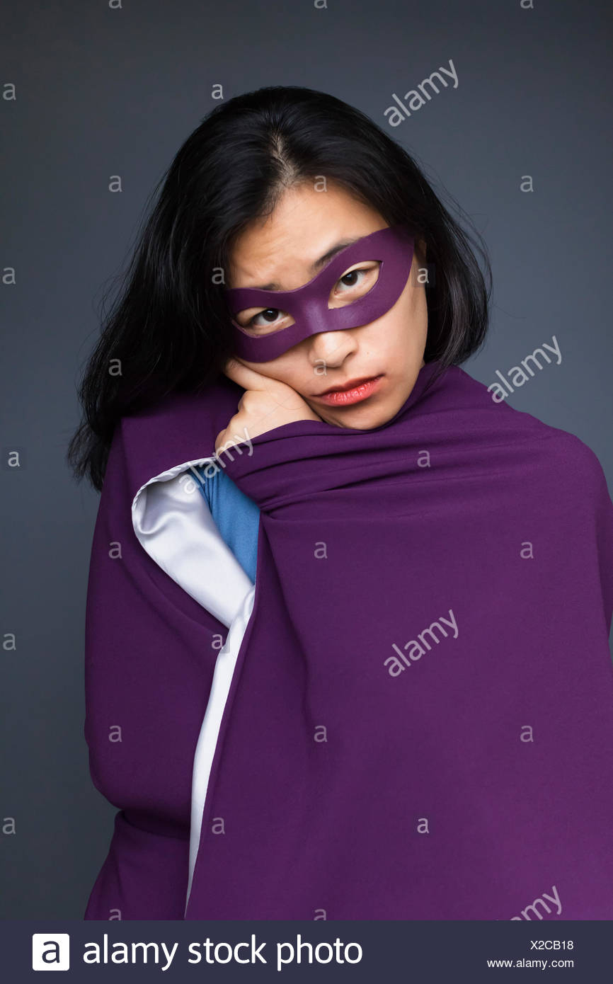 Portrait Der Weiblichen Superhelden Tragen Lila Kap Stehend Gegen Grauer Hintergrund Stockfotografie Alamy