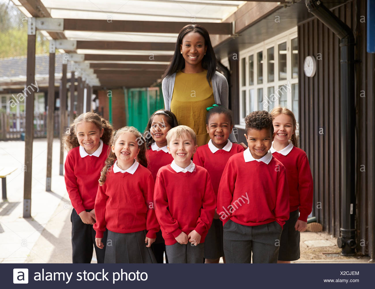Porträt der Grundschule Schüler und Lehrer auf Spielplatz Stockfoto