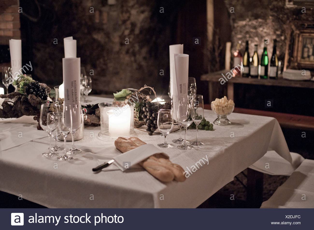 Edel gedeckter Tisch in einem Weinkeller mit baguette Edel gedeckter Tisch in einem Weinkeller mit baguette