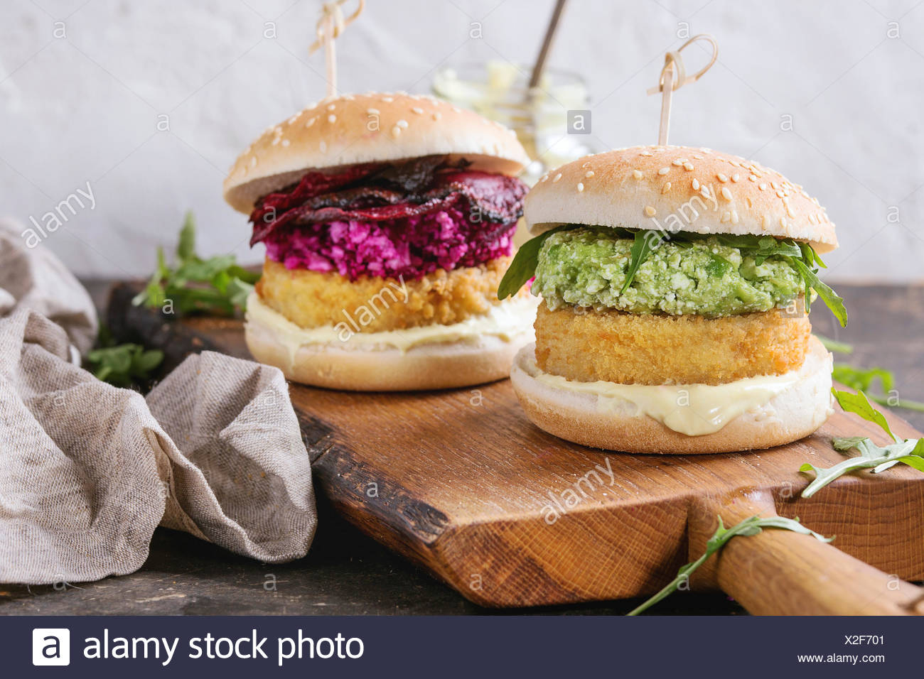 Zwei Vegetarische Hamburger Mit Zwiebeln Und Kase Schnitzel Avocado Salat Rucola Gebratene Rote Bete Und Joghurt Sauce Auf Holzernen Portion Board Uber Textur Stockfotografie Alamy