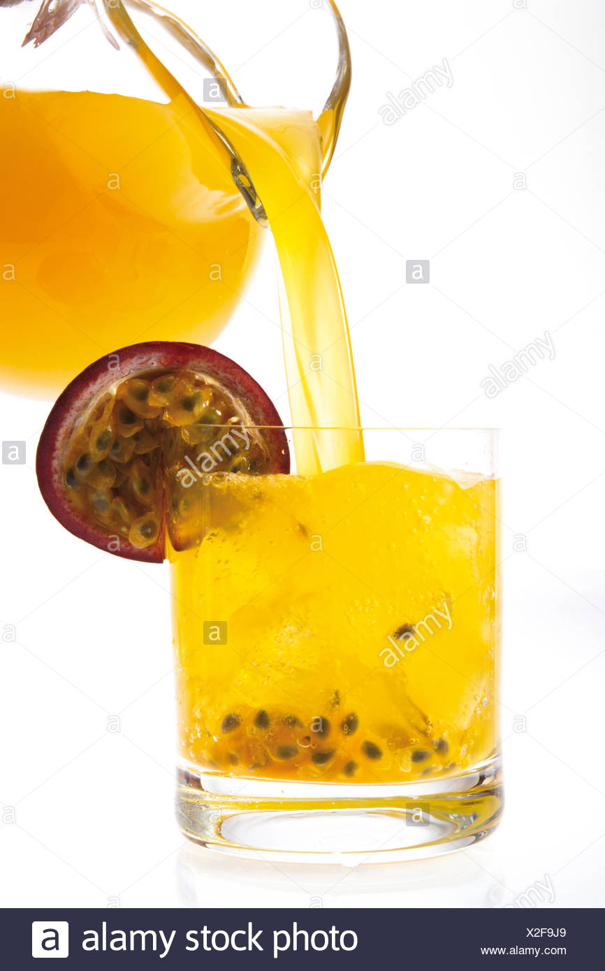 Orange Maracujasaft Aus Einem Krug In Ein Glas Gegossen Stockfotografie Alamy