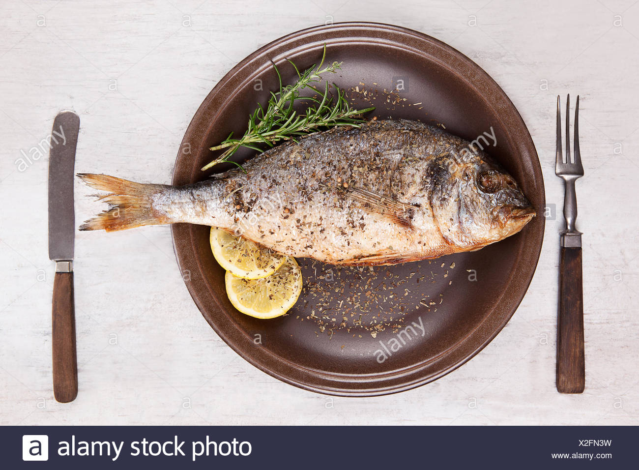 Fischkopf Auf Dem Teller Stockfotos und -bilder Kaufen - Alamy