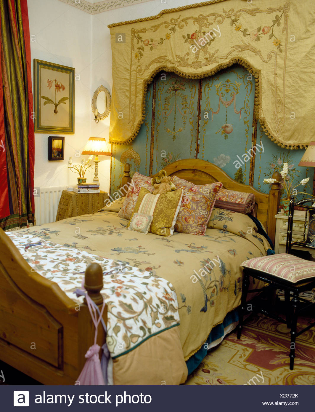 Vintage Seide Lambrequin Uber Bett Mit Lackierten Kopfteil Und Crewelwork Werfen Im Land Schlafzimmer Stockfotografie Alamy