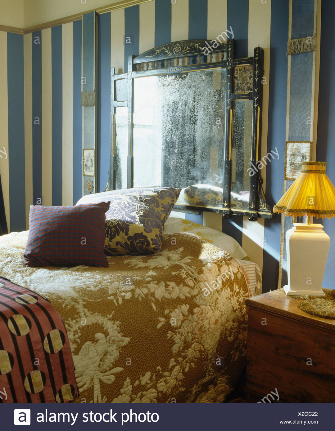 Antiken Kaminsims Uber Spiegel Uber Dem Bett Mit Braun Floral Bettdecke Im Schlafzimmer Mit Blauen Creme Breit Gestreifte Tapete Stockfoto Bild 276955898 Alamy