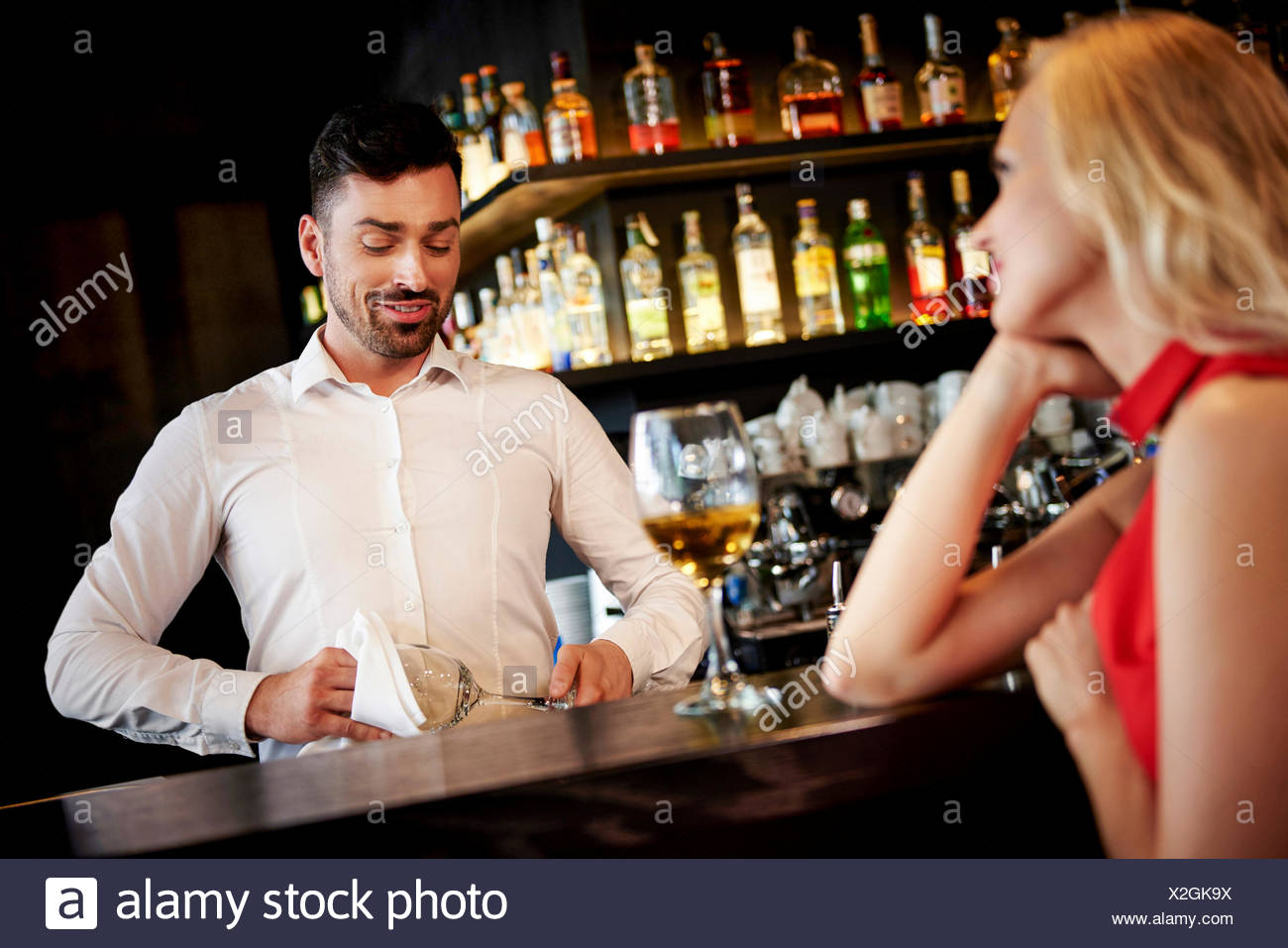 Flirten an der bar