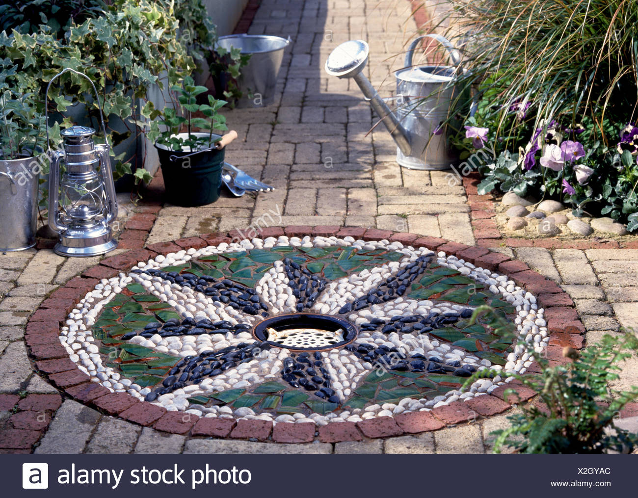 Diy Wasserspiel Im Garten Mosaik Kanten Um Kleine Runden Pool