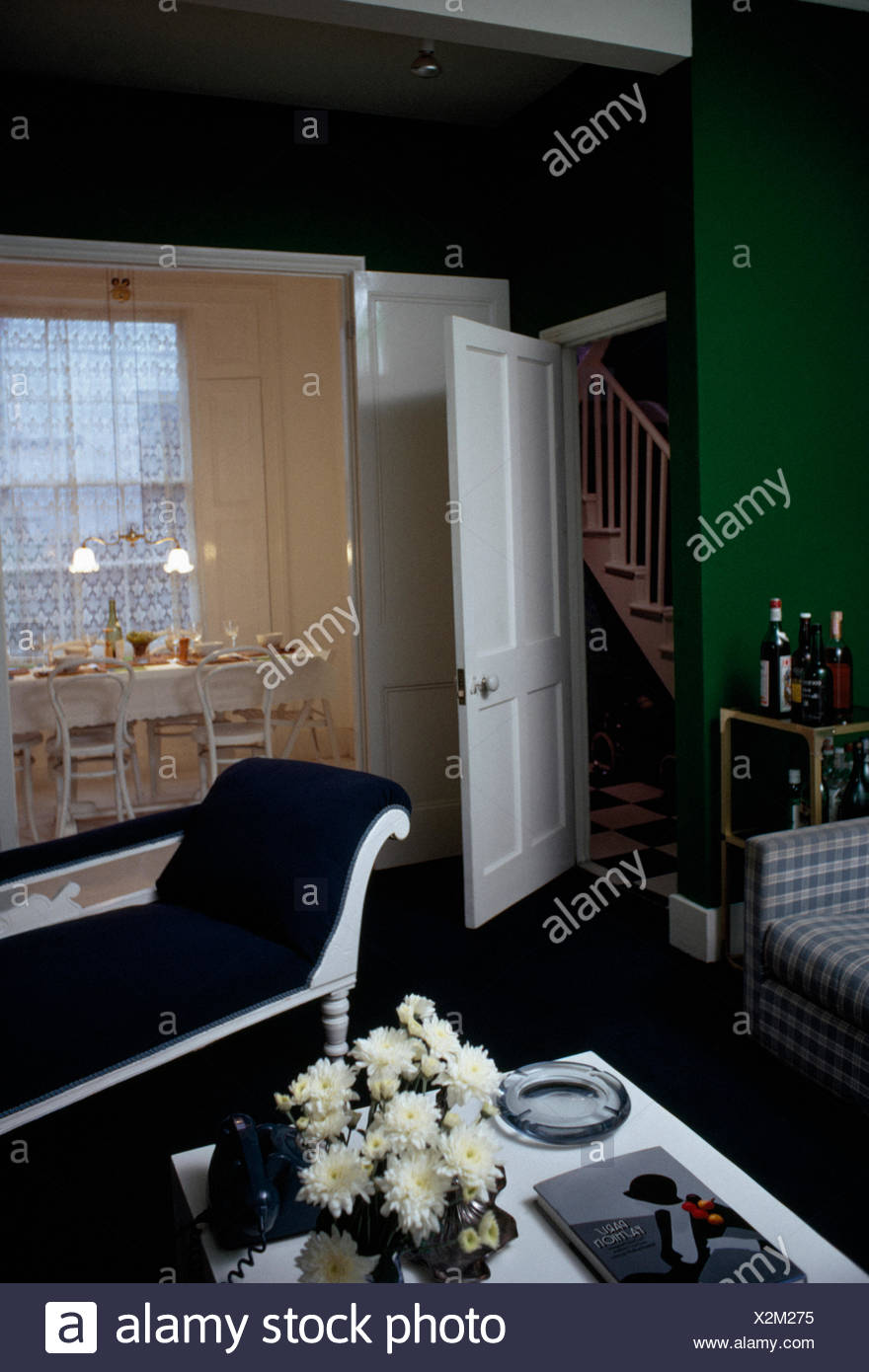 Blaue Chaiselongue Im Grunen 60er Jahre Leben Und Esszimmer Stockfoto Bild 277036009 Alamy