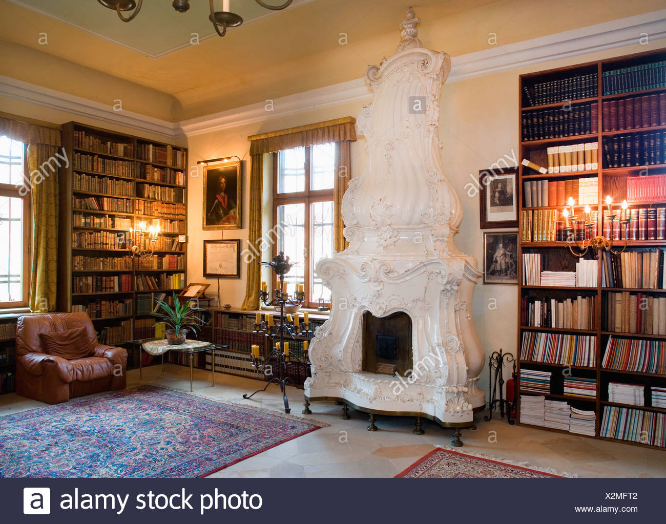 Osterreich Niederosterreich Historische Zimmer Mit Kamin Stockfotografie Alamy