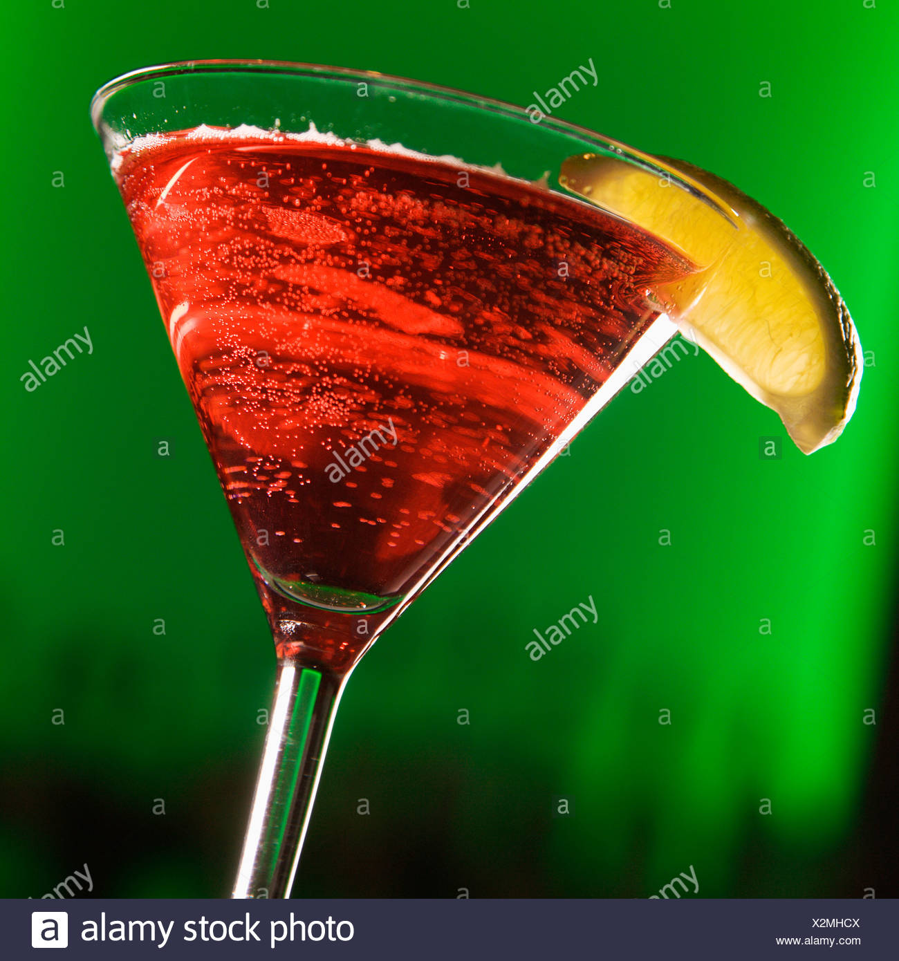 Stillleben Mit Martini Cocktail Mit Fruchten Garnieren Leuchtenden Grunen Hintergrund Stockfotografie Alamy