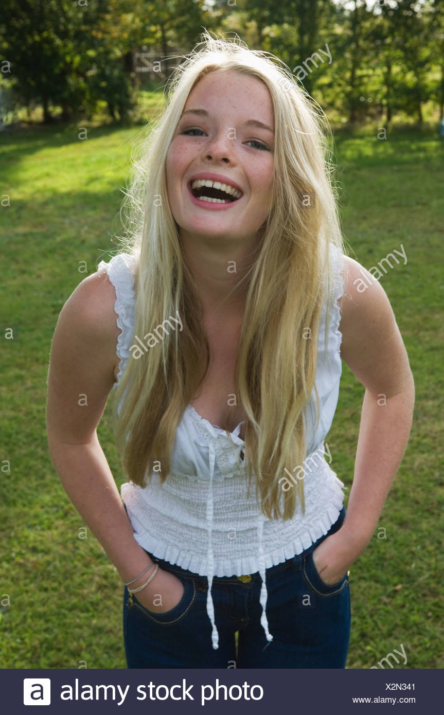 Teenager Mädchen Lachen Im Freien Stockfotografie Alamy 