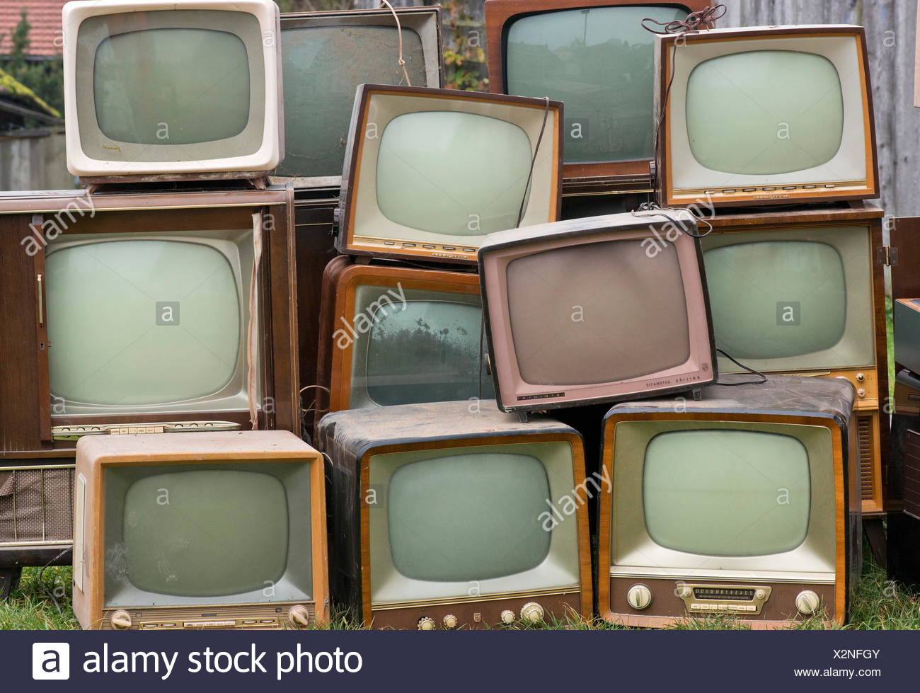 Rundfunk Fernsehen Alte Deutsche Fernsehgerate Von Neckermann Saba Gratz Philips Nordmende Vega Deutschland 1950er Und 1960er Jahre In Der Wiese Angehauft Fernsehwand Wand Von Fernsehgeraten Monitorwand Wand Von Monitoren Fernsehsammlung