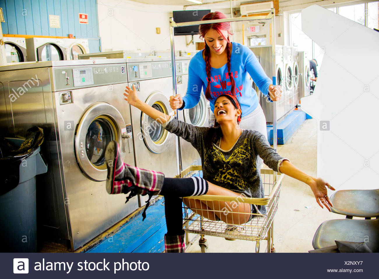 zwei junge frauen im waschsalon eine