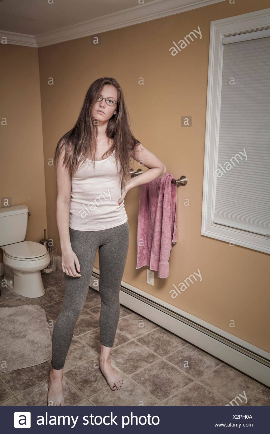 Teenager-Mädchen, mit Brille, im Badezimmer stehen Stockfoto, Bild ... Teenager-Mädchen, mit Brille, im Badezimmer stehen Stockfoto, Bild ...