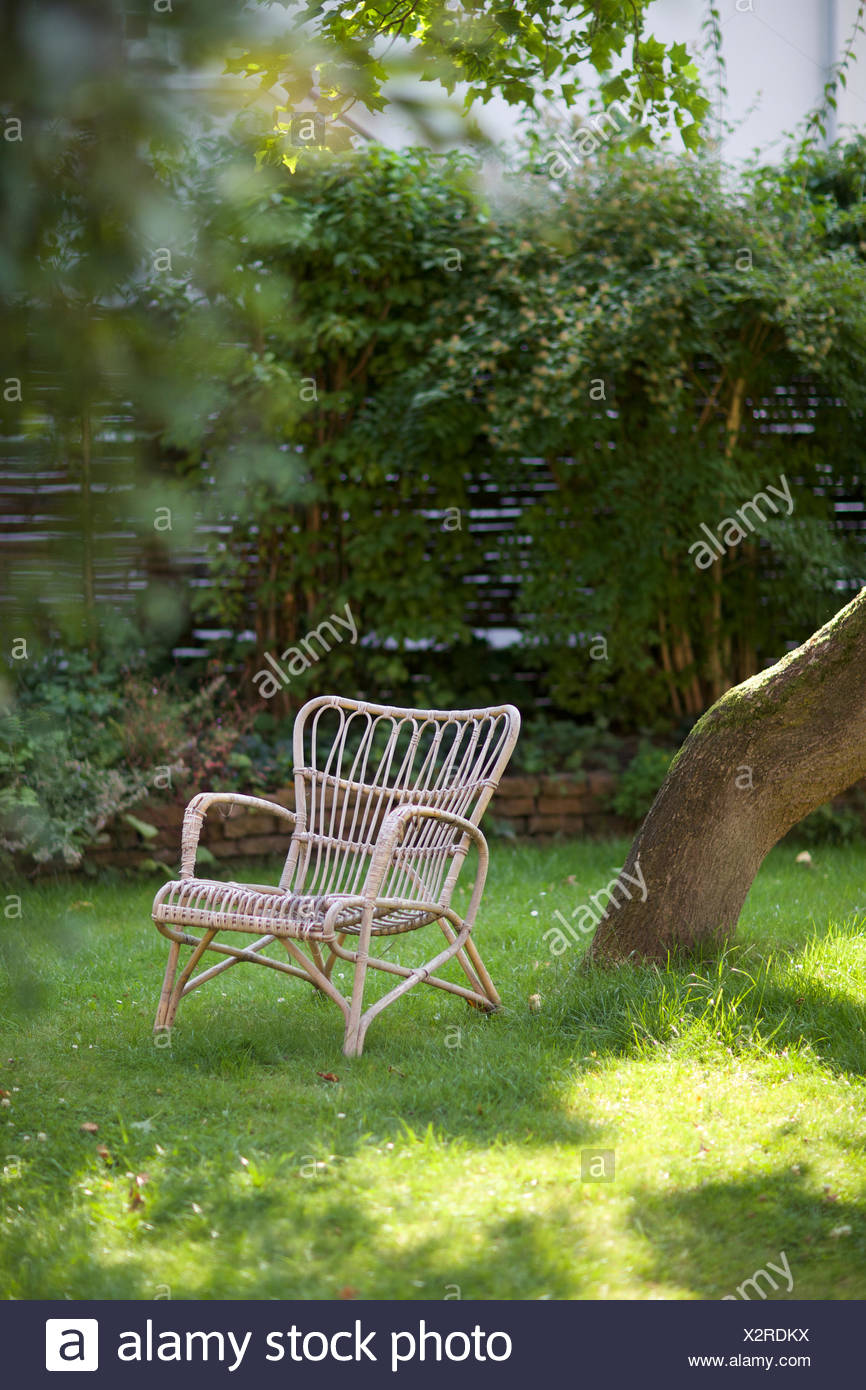 Leere Korbstuhl Im Garten Natur Ruhe Rasen Entspannung