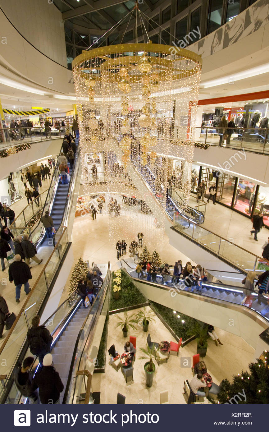 Einkaufszentrum Innen Kunden Kein Model Release Einkauf Durchgang Einkaufszentrum Geschafte Rolltreppen Verbrauch Dekoration Weihnachtsdeko Weihnachten Einkaufen Shopping Person Stockfotografie Alamy