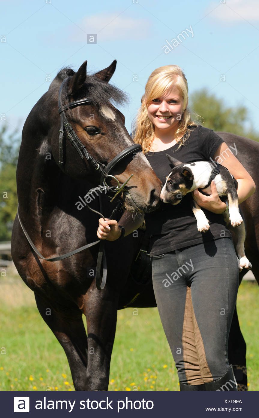 frau mit hund und pferd stockfotografie alamy