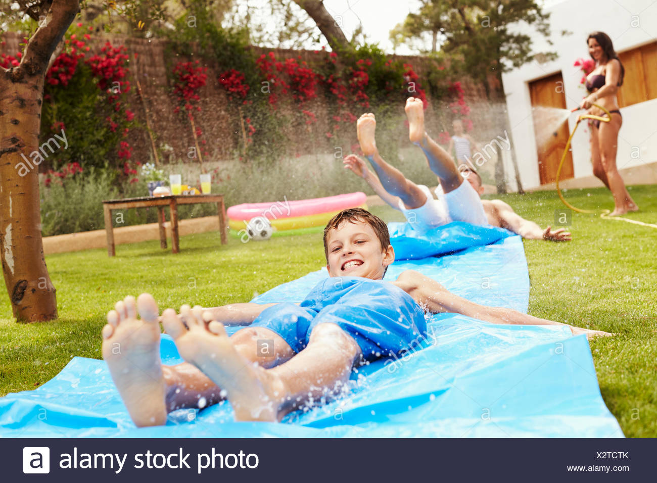Familie Spass Auf Der Wasserrutsche Im Garten Stockfoto Bild