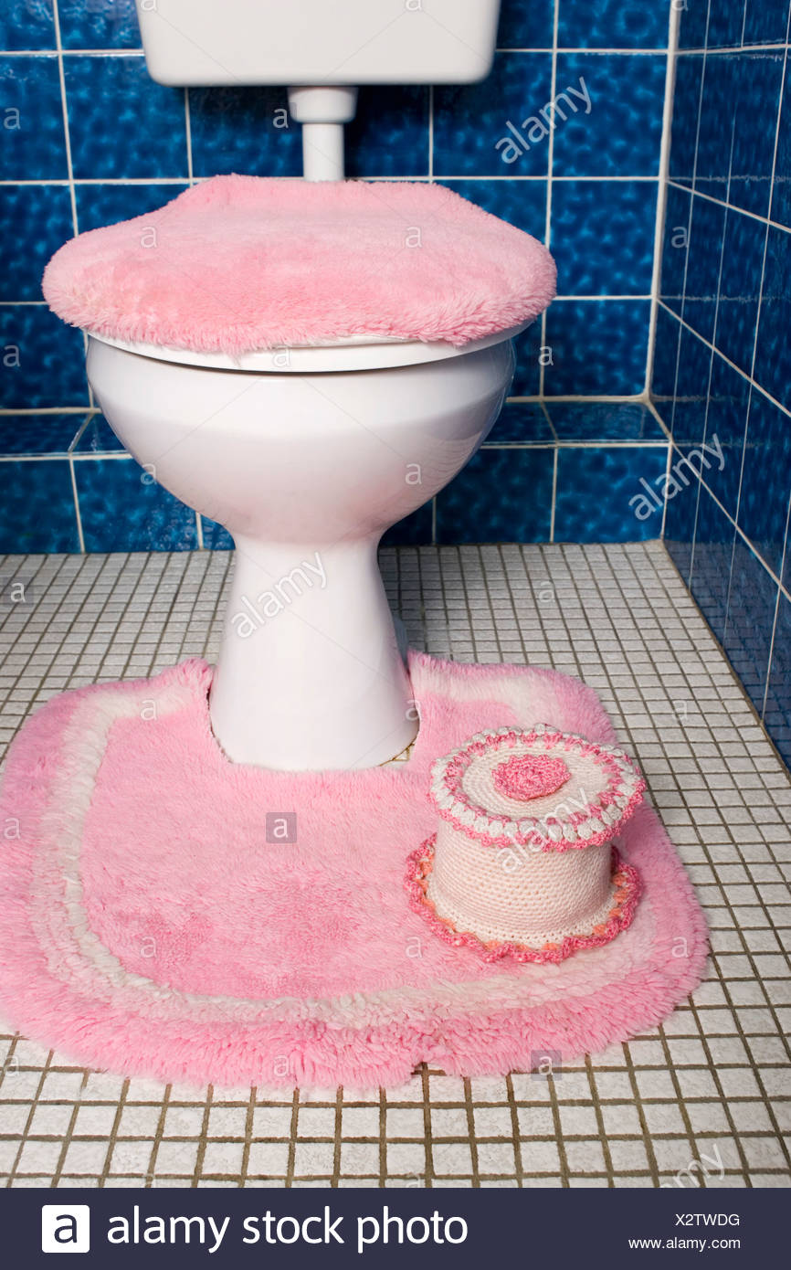 Eine Toilette Mit Flauschigen Rosa Sitzbezug Und Teppich Stockfoto