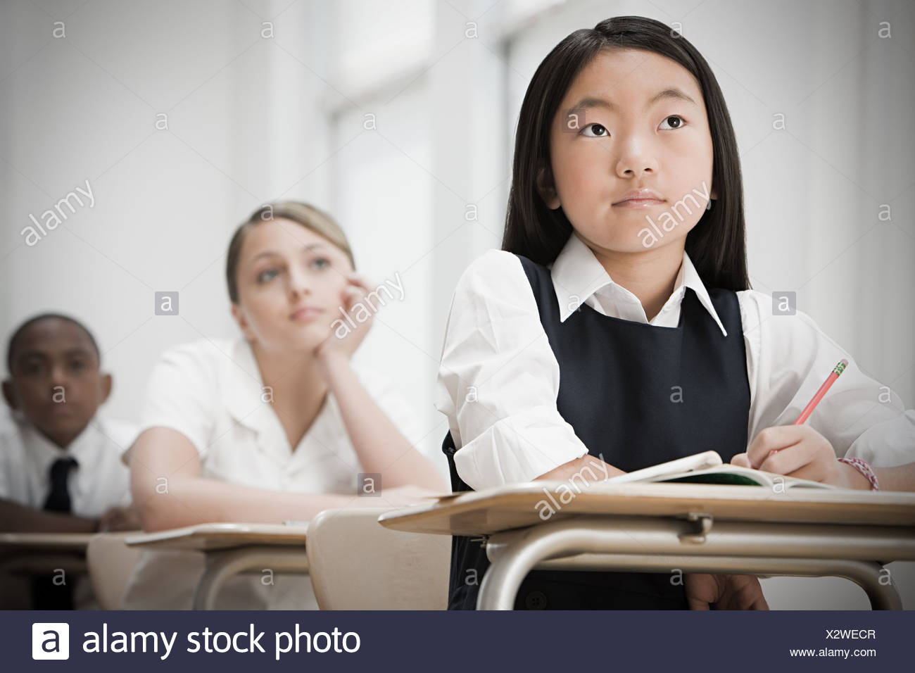 Schulerinnen Und Schuler Im Klassenzimmer Stockfotografie Alamy