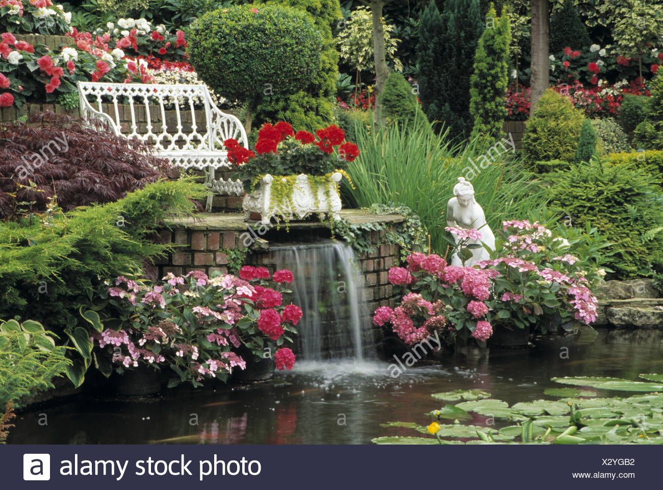 Wasserspiel im Garten mit Teich und Wasserfall Stockfoto, Bild