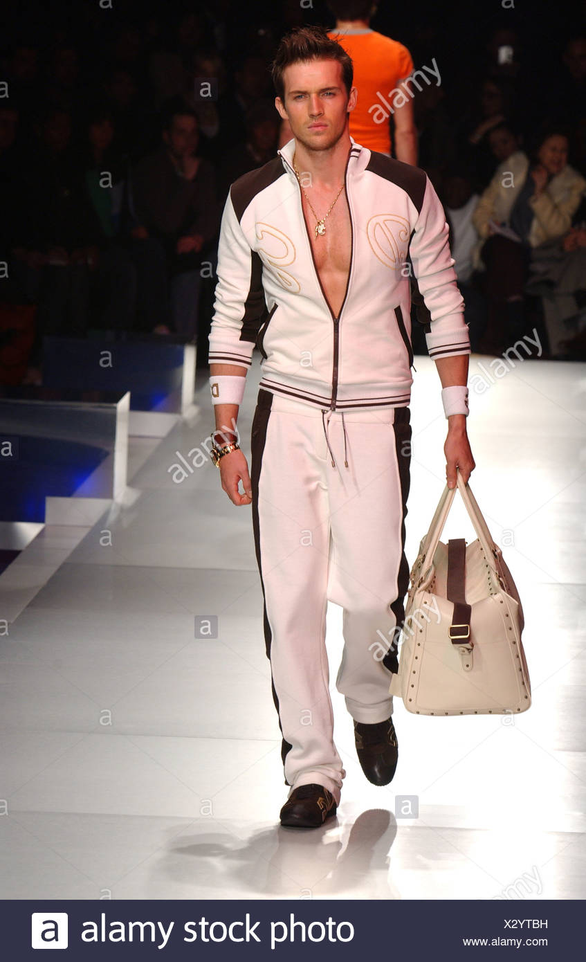 Dolce und Gabbana Mailand Menswear bereit zu tragen Herbst Winter rosa  Trainingsanzug und Gym bag Stockfotografie - Alamy