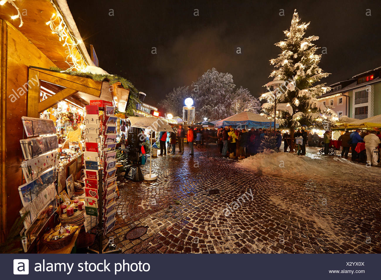 Weihnachten 2022 Garmisch Weihnachtsmarkt GarmischPartenkirchen in der Nacht Stockfoto, Bild