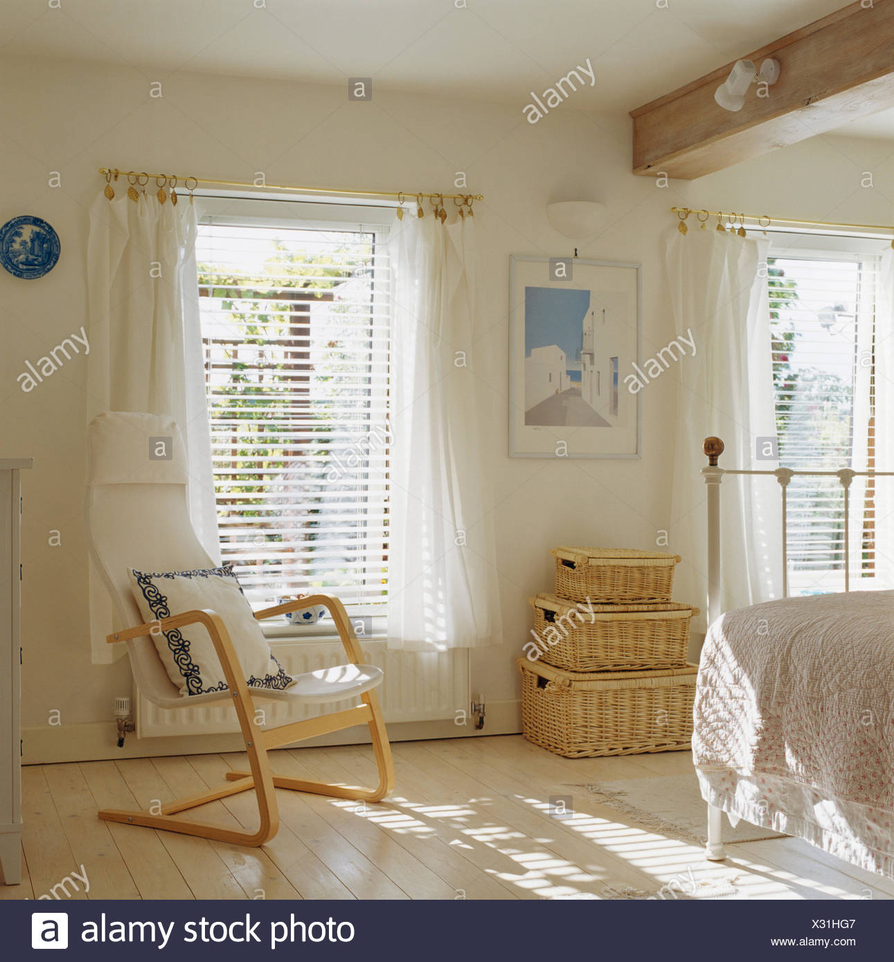 Skandinavischen Stil Stuhl Und Wicker Holzkisten In Weisse Schlafzimmer Mit Jalousien Und Weissen Voile Vorhange Am Fenster Stockfotografie Alamy