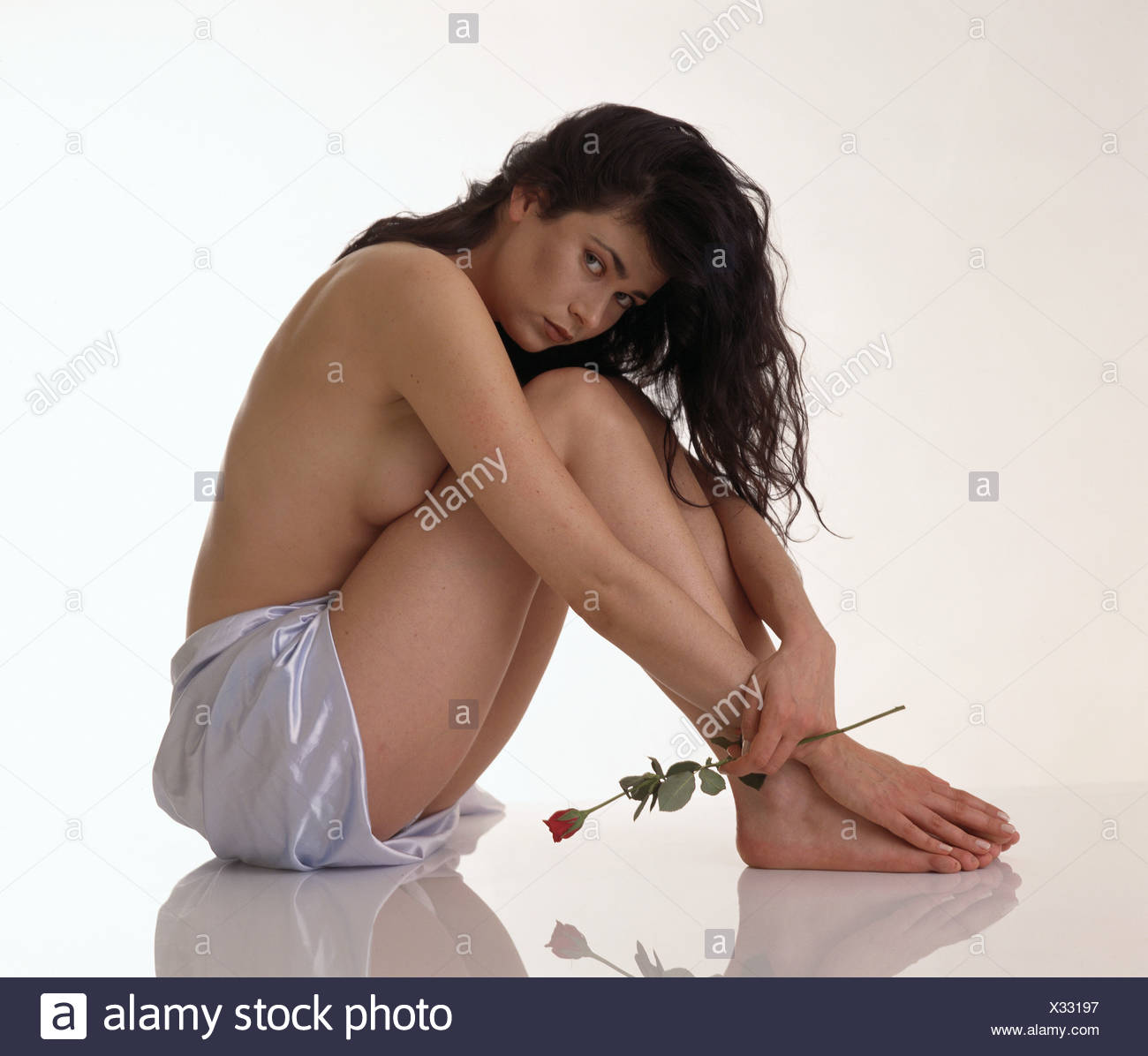 Boden unten dunkelhaarige Frau halbe Gesetz innen sperren rose Sit Studio Tuch Schal Stockfoto