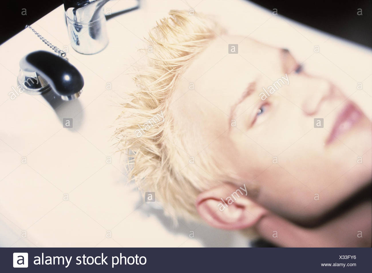 mann jung haare bleichen