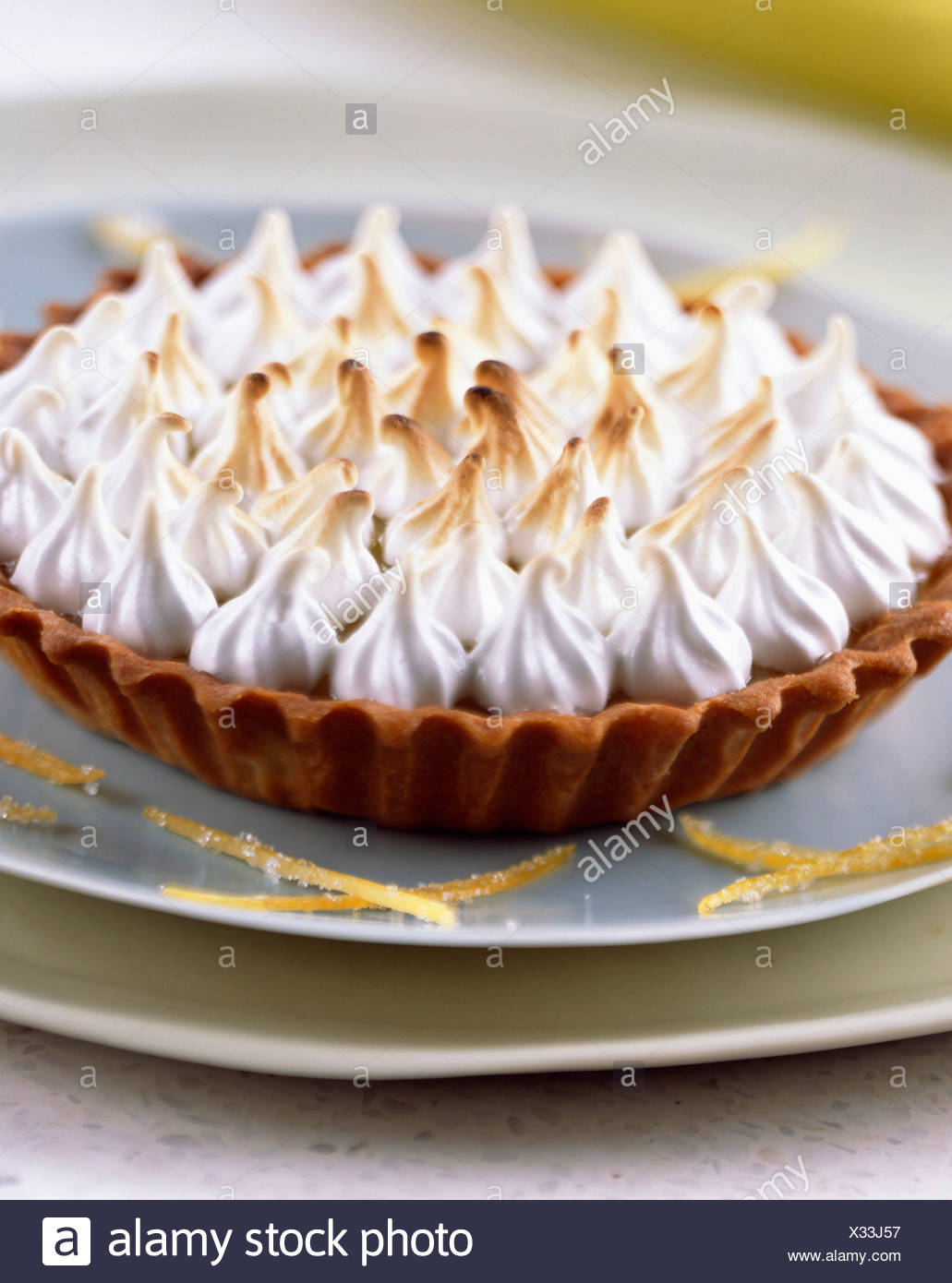 Einzelne Zitrone Baiser Torte Stockfotografie Alamy