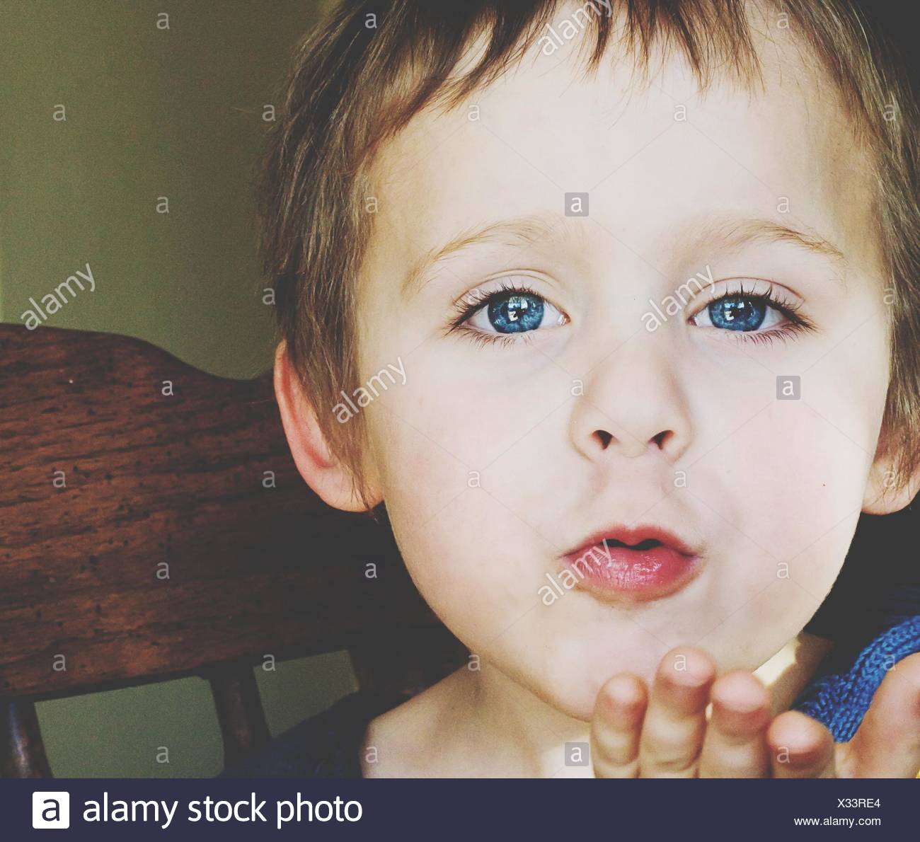 Porträt von niedlichen Blue Eyed Boy weht einen Kuss Stockfoto
