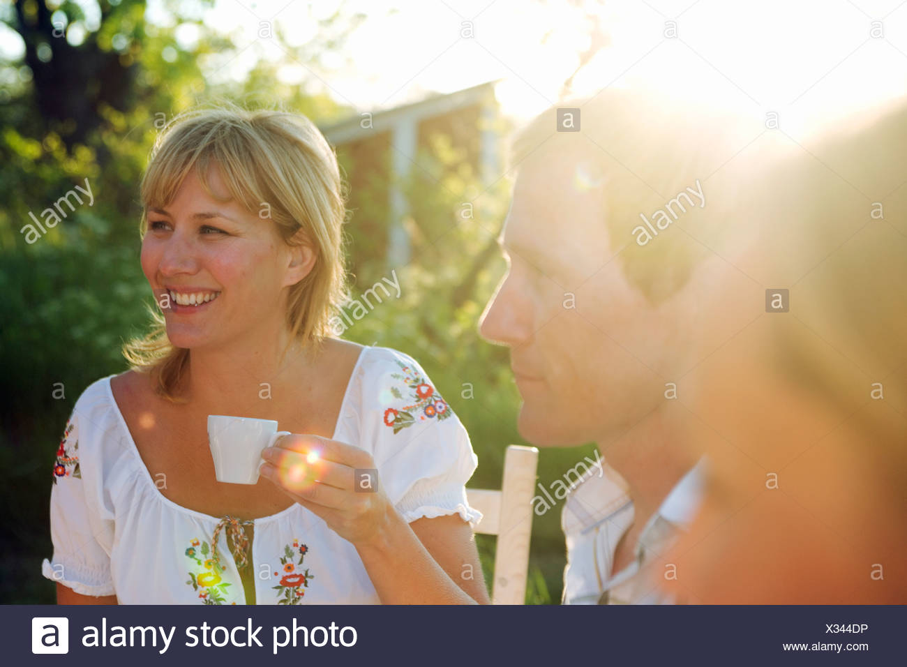 Eine Frau hält eine Tasse Kaffee, Fejan, Stockholmer Schären, Schweden. Stockfoto