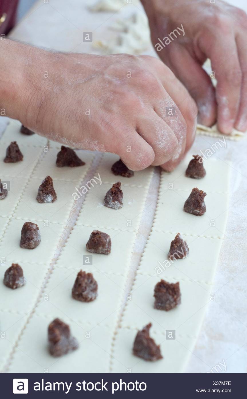 Italien Lombardei Crema Hand Herstellung Tortello Cremasco Susse Ravioli Fullung Der Parmesan Kase Amaretti Keks Rosinen Stockfotografie Alamy