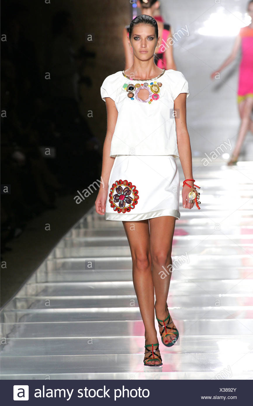 Weibliches Model Braune Haare Gezogen Zuruck Tragt Eine Weisse Bluse Kurzen Puffarmeln Schlusselloch Auf Der Brust Umgeben Von Multi Ausschneiden Stockfotografie Alamy