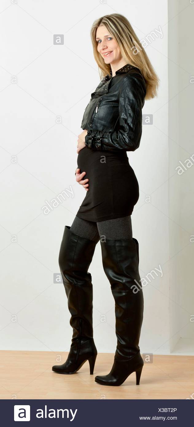 Ständigen schwangere Frau tragen modische schwarze Stiefel Stockfotografie  - Alamy