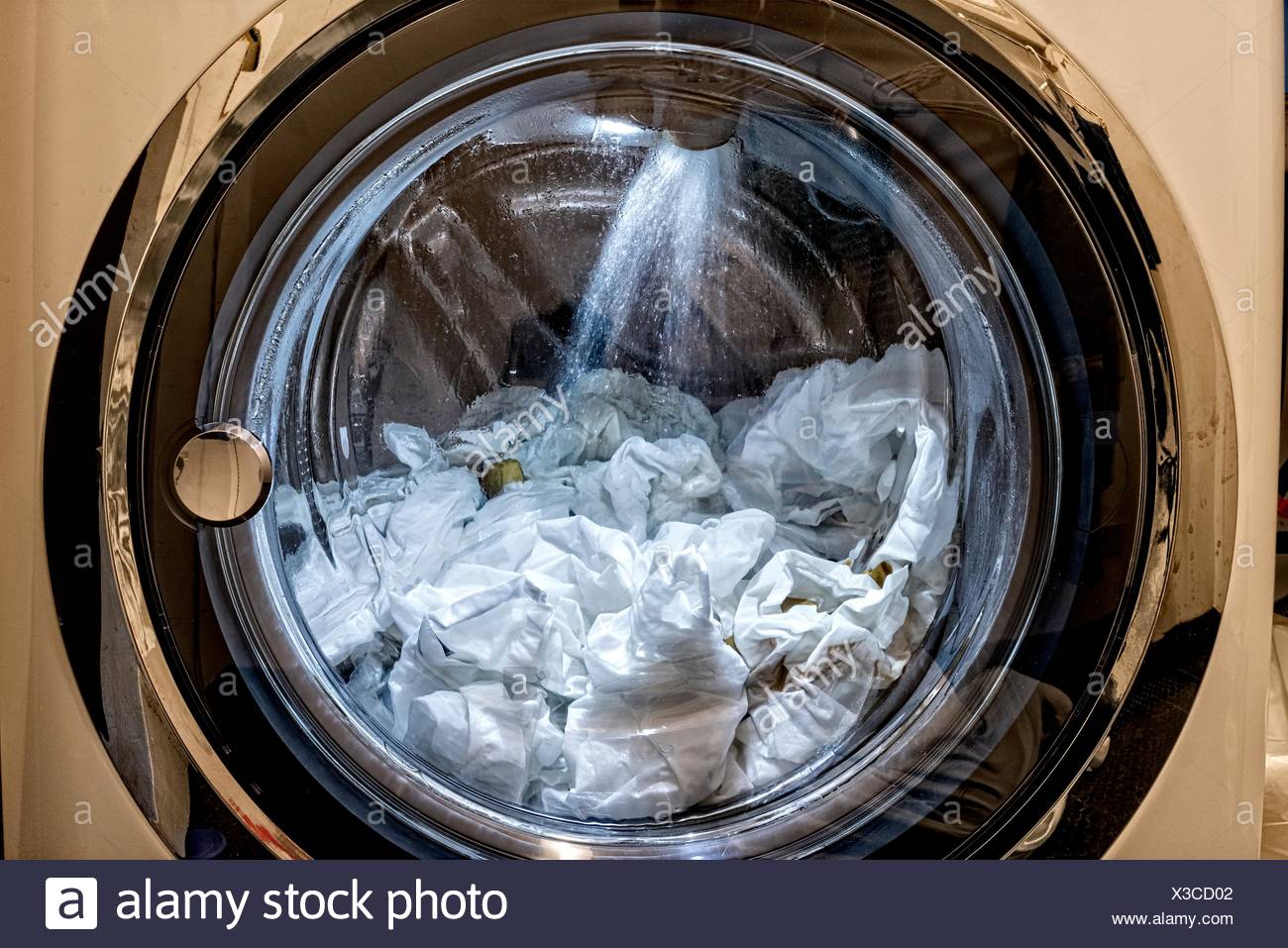 Eine Ladung Wasche Getan In Einem Frontlader Waschmaschine Spulen Wasser Spritzen In Das Fach Stockfotografie Alamy