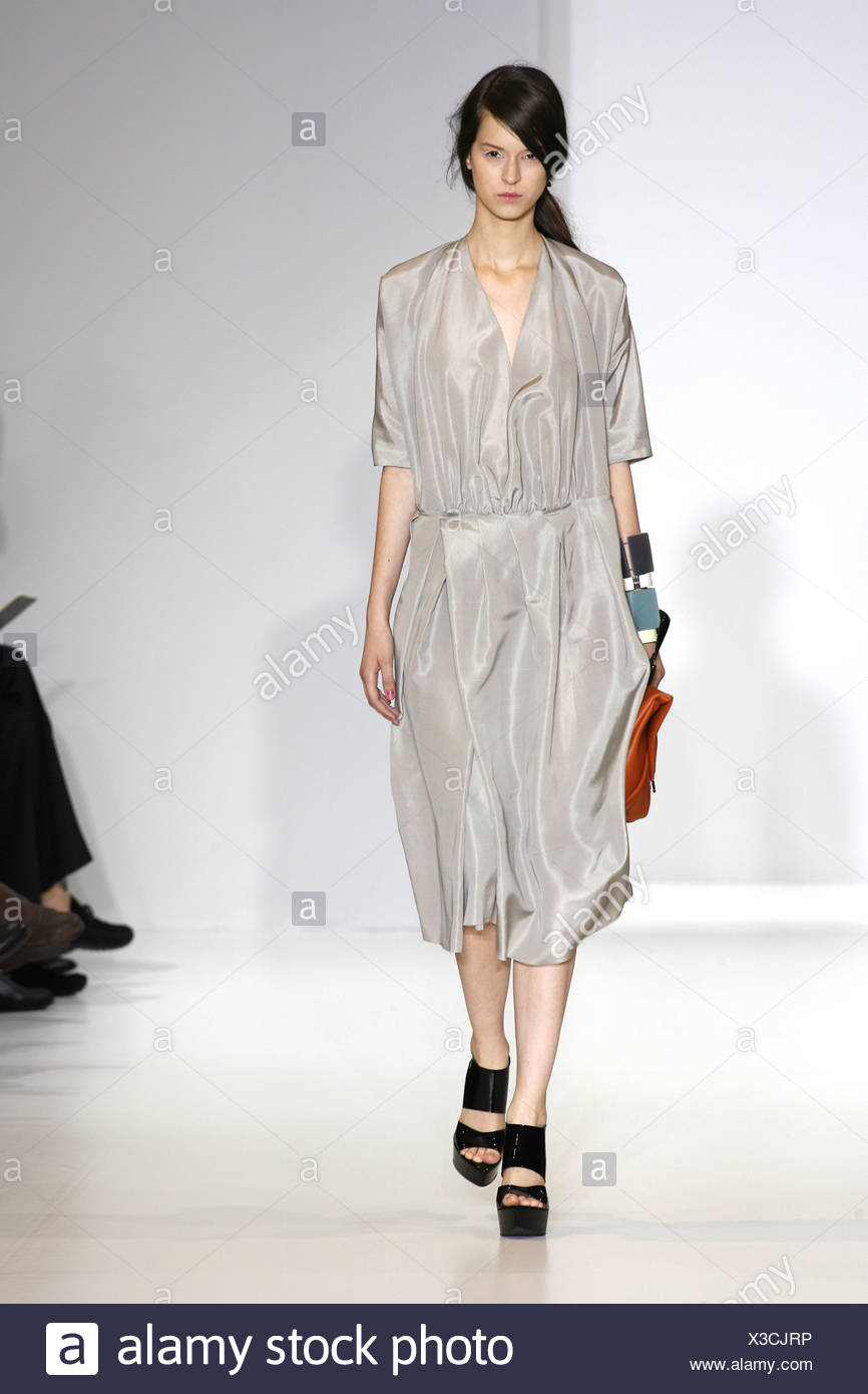 Marni Mailand Bereit Zu Tragen Fruhling Sommer Brunette Weibliches Model Haar Gebunden Zuruck Tragen Graue Seide Kittel Kleid Gesammelt An Die Stockfotografie Alamy